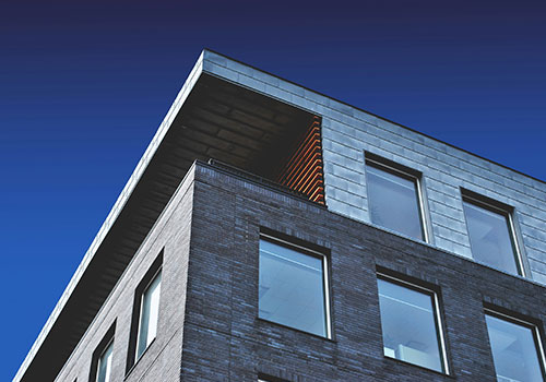 マドリエ確認する男性